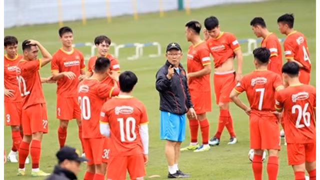 Vingt-neuf joueurs vietnamiens partiront pour les Emirats arabes unis pour se préparer aux matches du 2e tour des éliminatoires de la zone Asie de la Coupe du Monde 2022. Photo: tuoitre.vn