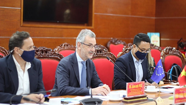 Séance de travail entre la délégation de la direction générale du partenariat international de la Commission européenne à Bruxelles et les autorités de la province de Hoa Binh. Photo : thoidai.com.vn.
