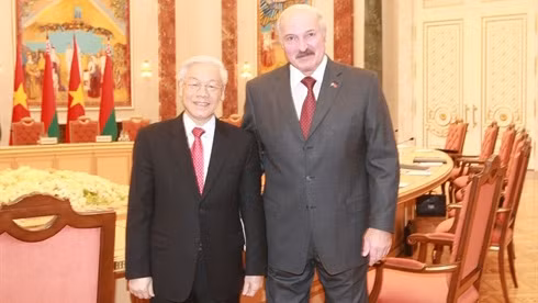 Le SG du PCV, Nguyên Phu Trong (à gauche), et le Président biélorusse, Alexander Lukashenko, le 26 novembre à Minsk. Photo: Tri Dung/VNA/CVN.