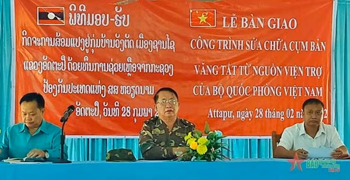 Cérémonie de livraison de cinq projets cadeaux du ministère vietnamien de la Défense au Laos. Photo: VNA