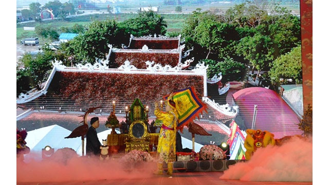 Les artisans pratiquent le chant de culte "châu van" lors de la fête du culte de la Déesse des Forêts et des Montagnes. Photo : https://vietnamnet.vn/