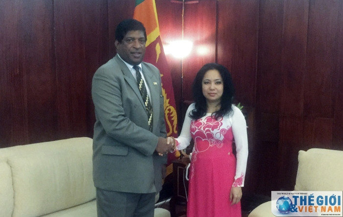 L’Ambassadrice du Vietnam au Sri Lanka, Phan Kiêu Thu, et le nouveau ministre sri-lankais des Affaires étrangères, Ravi Karunanayake. Photo: baoquocte.