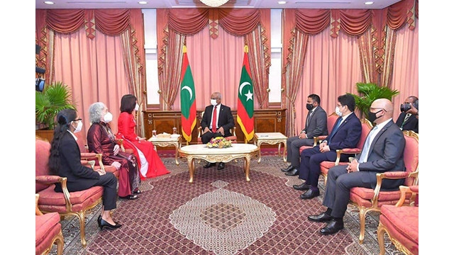 L’ambassadrice vietnamienne, Hô Thi Thanh Truc présente la lettre de créance au président des Maldives, Ibrahim Mohamed Solid.: Photo: Journal Thoi Dai