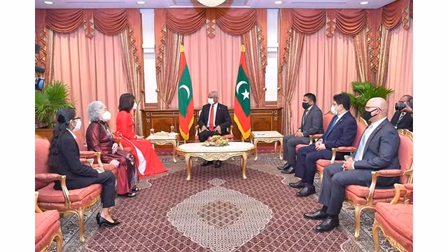 L’ambassadrice vietnamienne, Hô Thi Thanh Truc présente la lettre de créance au président des Maldives, Ibrahim Mohamed Solid.: Photo: Journal Thoi Dai