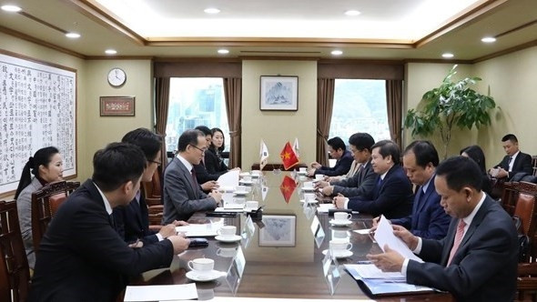 Séance de travail entre les délégations du Parquet populaire suprême du Vietnam et du Bureau du procureur suprême de la République de Corée. Photo : VNA.
