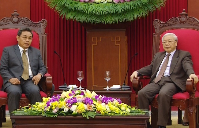 Le Secrétaire générale PCV, Nguyên Phu Trong (à droite), et le Président du Comité centrale du Front laotien pour la construction nationale, Saysomphone Phomvihane. Photo: VTV.
