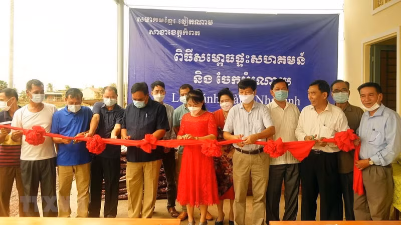 Cérémonie d’inauguration de la maison communautaire pour des personnes d’origine vietnamienne à Kampot. Photo : VNA.