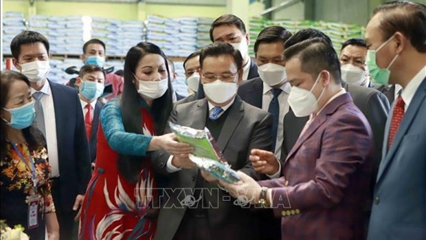 Le Président de l'Assemblée nationale laotienne, Xaysomphone Phomvihane, au groupe Quê Lâm, dans le district de Binh Xuyên, province de Vinh Phuc. Photo : VNA.