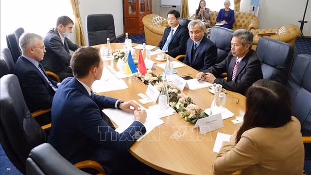 Lors de la séance de travail entre l’ambassadeur du Vietnam en Ukraine, Nguyên Anh Tuân, et le gouverneur de la province ukrainienne de Tcherkassy, Sergey I. Sergeychuk. Photo : VNA
