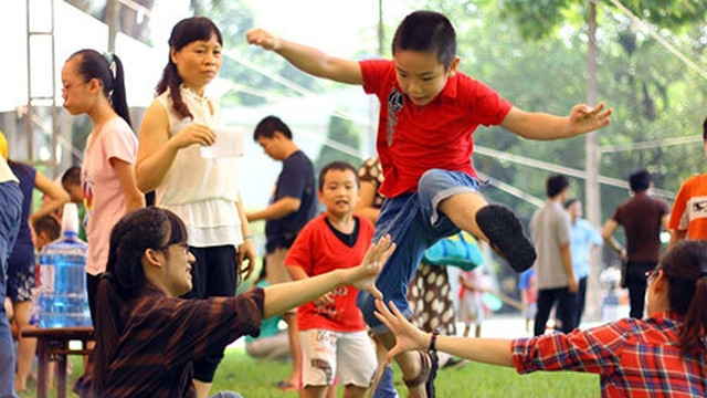 Les enfants participent à un jeux folklorique. Photo : anninhthudo.vn