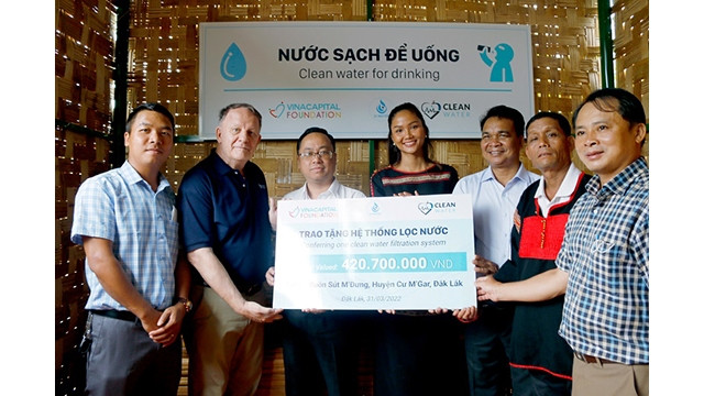 Remise du système de purification d’eau à la communauté de la province de Dak Lak. Photo : Journal Dak Lak.