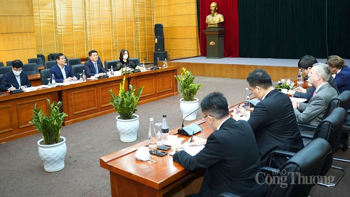 La séance de travail entre les deux parties. Photo : congthuong.vn