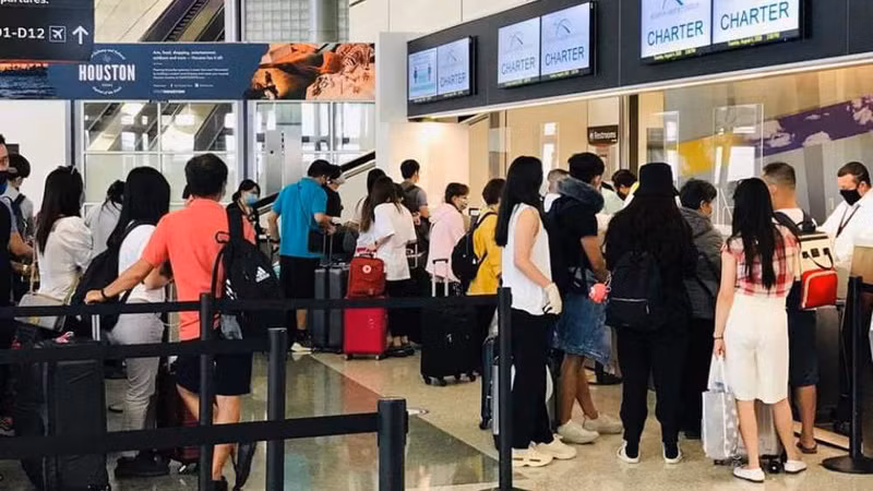 Des vietnamiens de Houston réalisent des formalités avant de monter à bord. Photo : plo.vn.