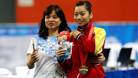 La gymnaste Phan Thi Hà Thanh partage sa victoire avec l’entraineuse. Photo: Hai Dang/NDEL.