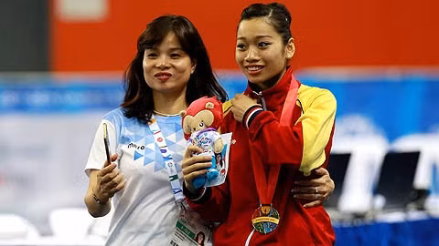 La gymnaste Phan Thi Hà Thanh partage sa victoire avec l’entraineuse. Photo: Hai Dang/NDEL.