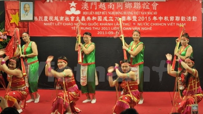 Un numéro artistique des Viêt kiêu à Macao (Chine). Photo: VNA.