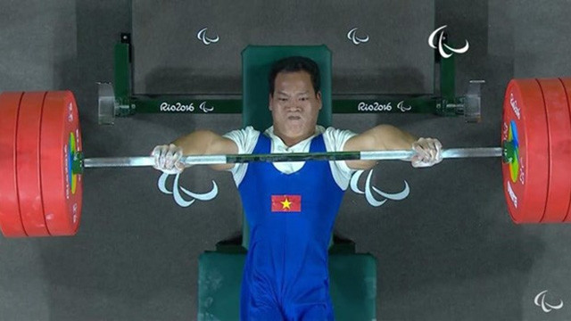 L'haltérophilevietnamien Lê Van Công détient le record mondial dans la catégorie masculine de 49 kg aux Jeux paralympiques. Photo : VTV.
