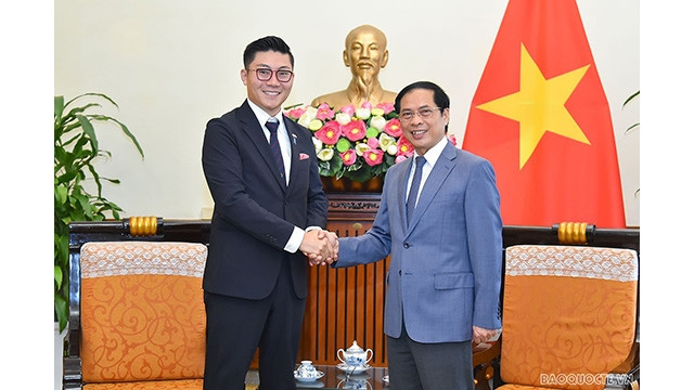 Le ministre des Affaires étrangères, Bui Thanh Son (à droite) et Kato Hiroki, représentant de l’Association d’amitié Japon-Vietnam de la ville de Sakai du Japon (à gauche). Photo: baoquocte.vn
