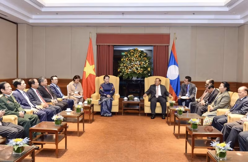 La Présidente de l’AN vietnamienne Nguyên Thi Kim Ngân serre la main du Secrétaire général du Parti populaire révolutionnaire et Président laotien Bounnhang Vorachith. Photo : VNA.