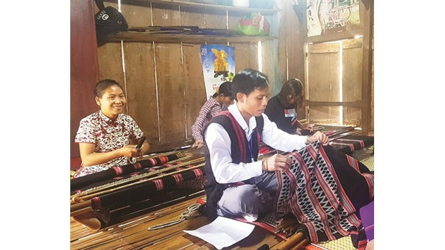Le tissage de brocatelle est un artisanat traditionnel des Pa Cô-Vân Kiêu. Photo : Thanh Thuy/VNA.