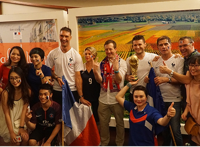 L'ambassadeur de France au Vietnam, Berthand Lortholary (au centre), et les supporteurs célébrent la victoire de l’équipe de France.