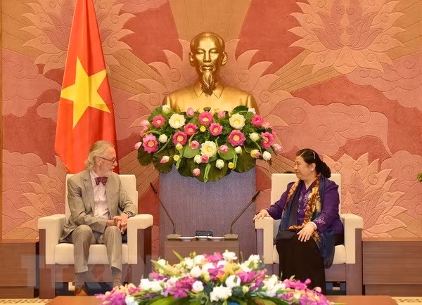 La Vice-Présidente de l’AN vietnamienne, Tong Thi Phong (à droite), et l'ancien secrétaire général de l'UIP, Anders Johnsson, le 5 avril, à Hanoi. Photo : VNA.
