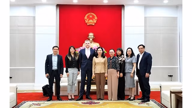 Les dirigeants de la province de Quang Ninh et des représentants de Discovery Networks. Photo : NDEL.