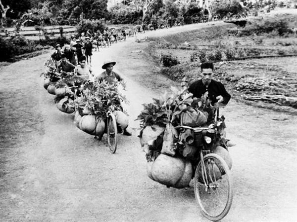 Transport à vélo des armes, de la nourriture et des essentiels pour la campagne. Photo : archives