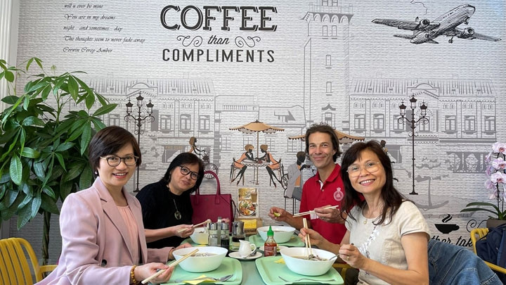 Des clients de Pho Sure. Photo : VNA.