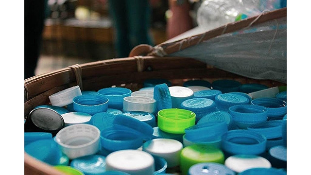 Ce programme transformera les plastiques à usage unique en déchets plastiques qui seront ensuite combinés avec du bitume pour la construction de routes. Photo: congthuong.vn