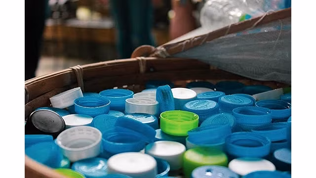 Ce programme transformera les plastiques à usage unique en déchets plastiques qui seront ensuite combinés avec du bitume pour la construction de routes. Photo: congthuong.vn