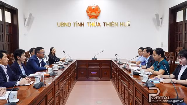 Séance de travail entre Kirana Limpaphayom, directeur exécutif du groupe thaïlandais Banpu et Nguyên Van Phuong, président du Comité populaire de la province de Thua Thiên Huê, le 11 août, à Thua Thiên Huê. Photo : thuathienhue.gov.vn.