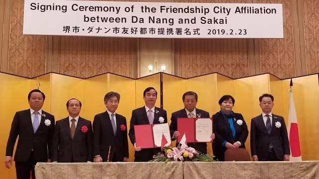 Cérémonie de signature du pacte de ville d'amitié entre Dà Nang et Sakai. Photo : baoquocte.