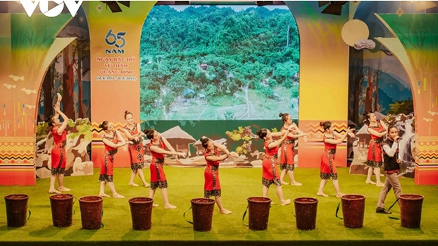 Un spectacle lors du programme d’échange. Photo : VOV.