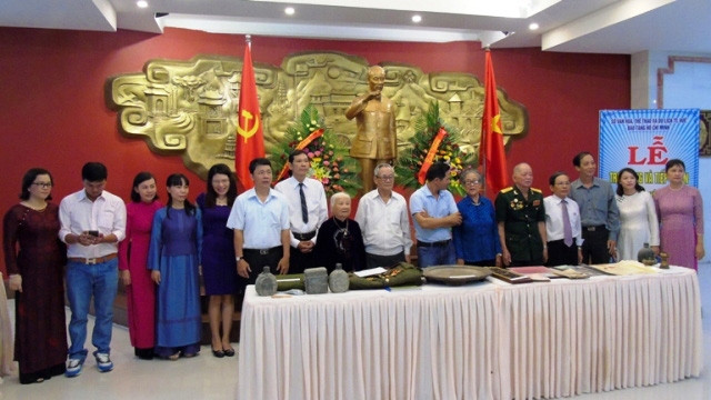 Cérémonie de la réception des objets et documents sur le Président Hô Chi Minh au Musée Hô Chi Minh dans la province de Thua Thiên-Huê (au Centre), le 18 mai. Photo: NDEL.
