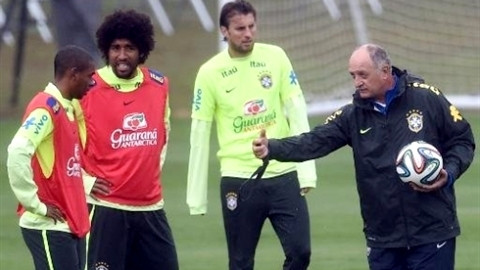 Luiz Felipe Scolari (droit) lors d'une séance d'entraînement des joueurs brésiliens, le 11 juillet à Teresopolis. Photo: CVN.