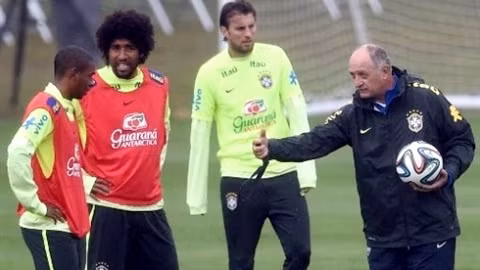 Luiz Felipe Scolari (droit) lors d'une séance d'entraînement des joueurs brésiliens, le 11 juillet à Teresopolis. Photo: CVN.