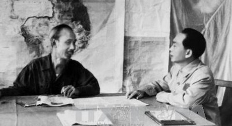 Le Général Vo Nguyên Giap (droite) fait un rapport de la situation de la bataille de Diên Biên Phu avec le Président Hô Chi Minh 