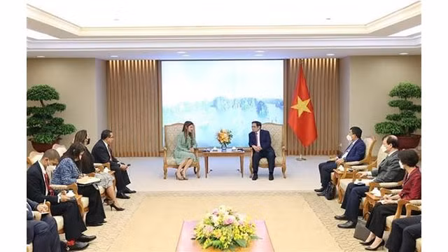 Le Premier ministre vietnamien, Pham Minh Chinh, et la ministre panaméenne des Affaires étrangères, Érika Mouynes. Photo : VNA.