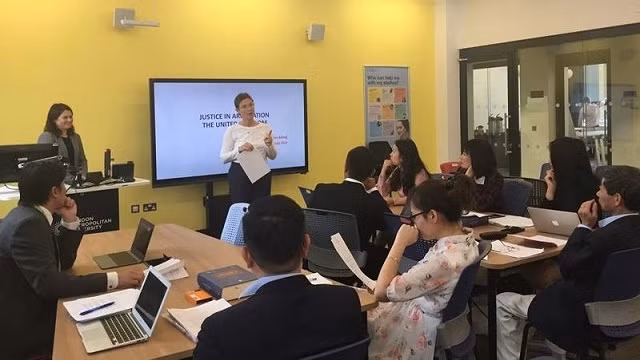 La délégation du Ministère vietnamien de la Justice participe à un cours de formation à l’Université de Metropolitan. Photo : PLVN.