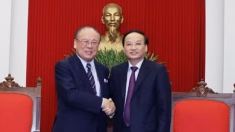 Le président de la Commission d'organisation du CC du PCV, Tô Huy Rua (à droite), et le conseiller spécial de l'Alliance des parlementaires d'Amitié Japon-Vietnam, Takebe Tsutomu (à gauche). Photo: VNA.