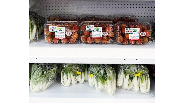 Le litchi "thiêu" du Vietnam sur les rayons des supermarchés au Royaume-Uni. Photo : VNA.