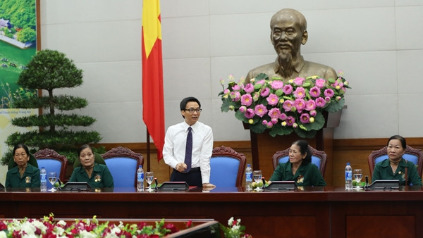  Le Vice-PM Vu Duc Dam reçoit une délégation d’anciens jeunes volontaires de la ville de Tam Ky. Photo: PCV.