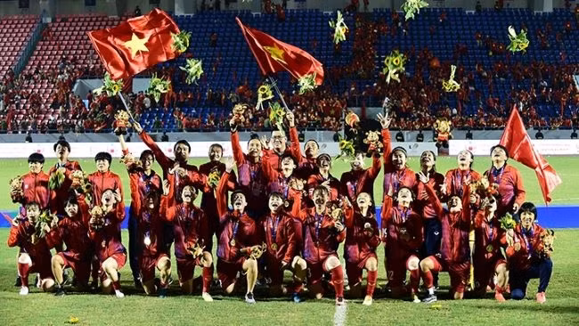 L'équipe féminine vietnamienne de football a gagné sur le score 1 - 0 contre son rival thaïlandais pour remporter la médaille d'or lors du match final de football féminin, dans le cadre des SAE Games 31. Photo : Trân Hai/NDEL.