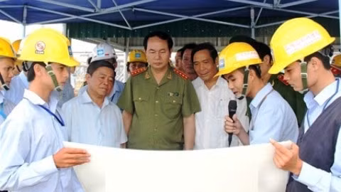 Le ministre Trân Đai Quang rencontre les experts de la société de sidérurgie Hung Nghiêp Formosa à Hà Tinh. Photo: NDEL.