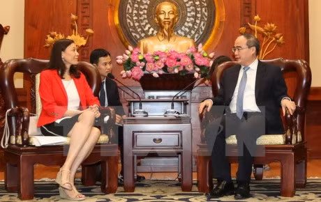 Nguyên Thiên Nhân (à droite), membre du Bureau politique et secrétaire du Comité du Parti pour Hô Chi Minh-Ville, et Mme Sherry S. Boger, vice-présidente et aussi directrice générale de la SARL Intel Products Vietnam. Photo: VNA.