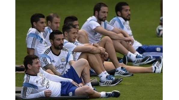 Lionel Messi (gauche) et les joueurs argentins lors d'une pause de l'entraînement le 10 juillet à Vespasiano, près de Belo Horizonte. Photo: AFP/VNA/CVN.