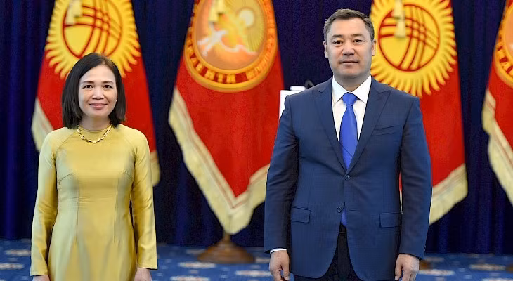 L’ambassadrice du Vietnam Nguyên Thi Hông Oanh (à gauche) et le Président de la République kirghize, Sadyr Zhaparov. Photo: BQT.
