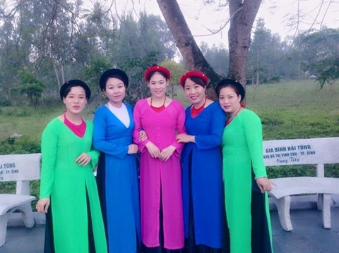 Dang Thi Anh Phuong (2e, à gauche), avec à ses côtés des membres du Club de "vi" et "giam" du Lycée Nghi Xuân, dans la province de Hà Tinh (au Centre). Photo: LD/CVN.