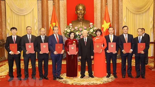 Le Secrétaire général et Président Nguyên Phu Trong remet ses décisions de nomination à neuf nouveaux ambassadeurs vietnamiens à l’étranger. Photo: VNA